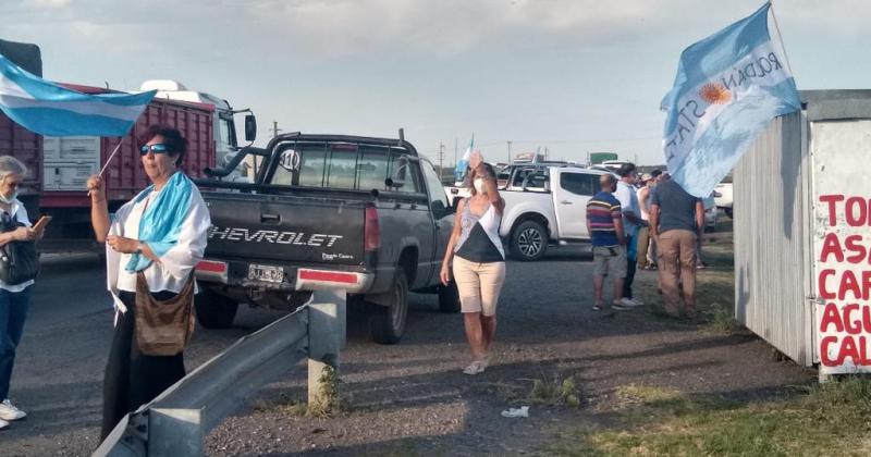 Vigilia de productores en todo el paiacutes antes del paro del lunes
