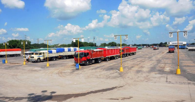 Casi 3000 camiones menos en los puertos santafesinos por el paro de transportistas