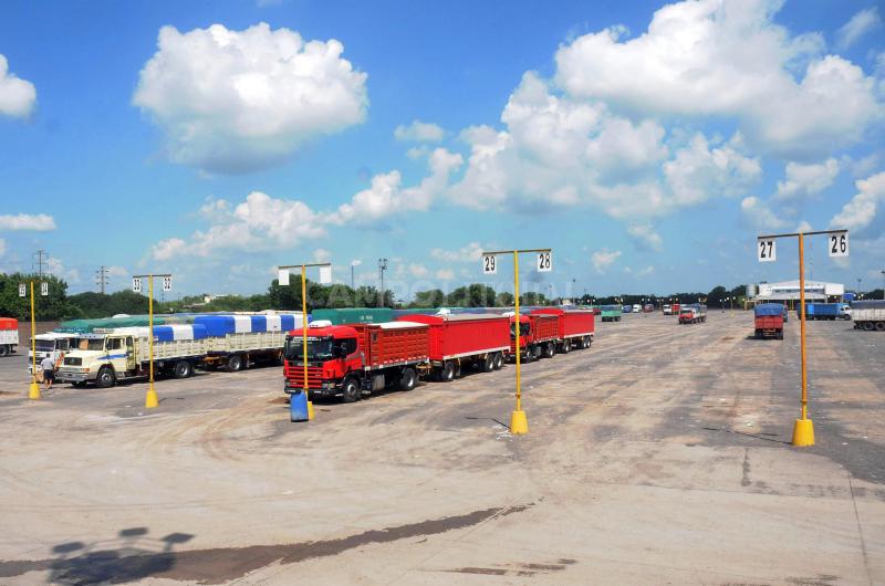 Casi 3000 camiones menos en los puertos santafesinos por el paro de transportistas