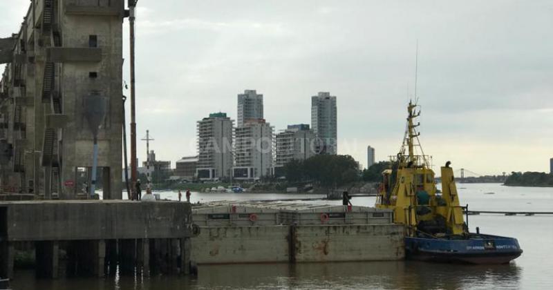 Puerto Santa Fe a full- zarpan cuatro barcazas con 6800 toneladas de maiacutez partido