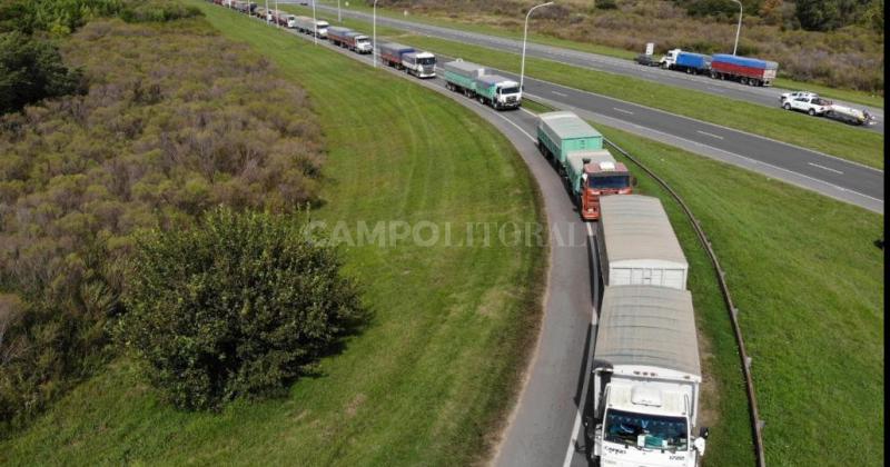 Masiva llegada de camiones a los puertos del Gran Rosario