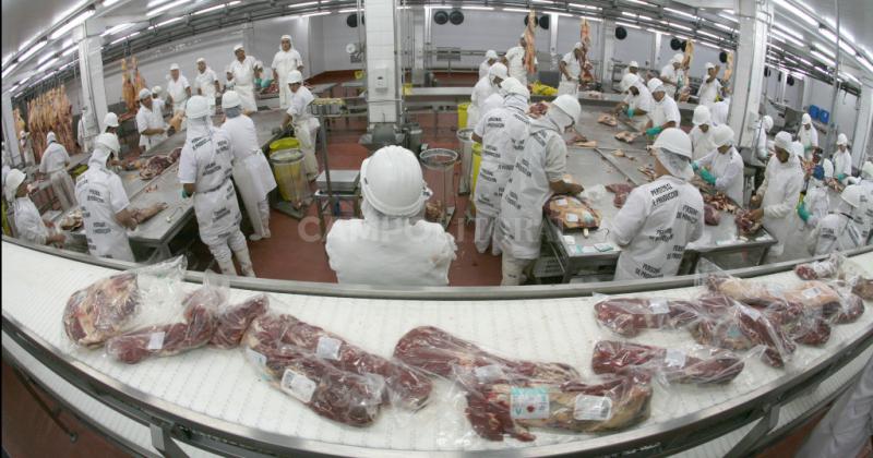 Frigoriacuteficos y operarios de Santa Fe esperan saber si se cierra o no la exportacioacuten de carne