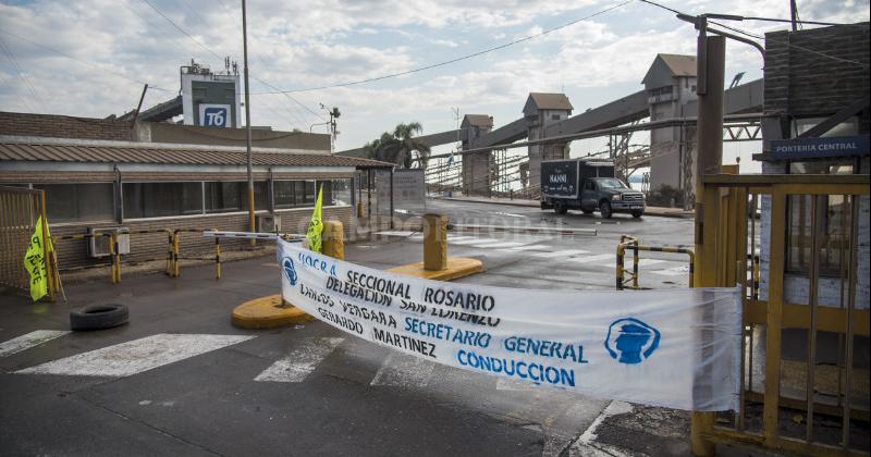 La UOCRA comenzoacute el bloqueo de los puertos de San Lorenzo