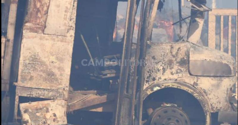 Descomunal incendio arrasoacute una desmotadora en Santiago del Estero
