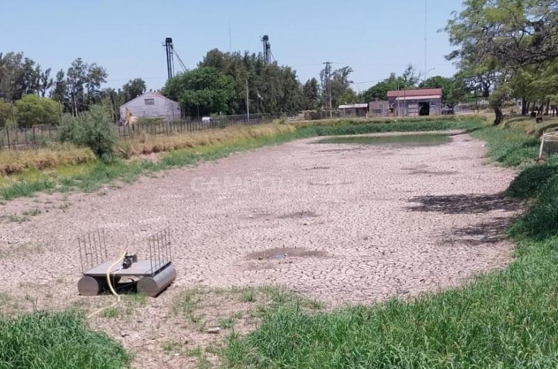 Estado de una de las represas donde debiera acumularse el agua del río Salado que transporta el canal a cielo abierto desde Tostado
