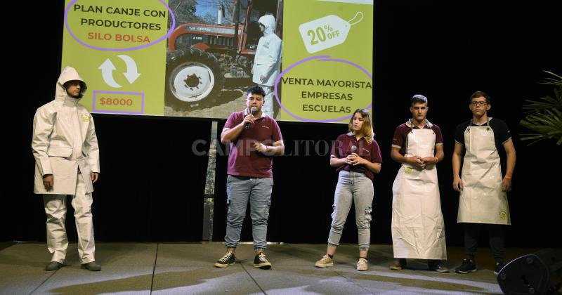 Indumentaria de trabajo un toque maacutegico para el silobolsa usado