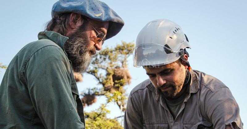 José Sarasola y Diego Gallego prepar�ndose para alcanzar el nido en Villa Minetti