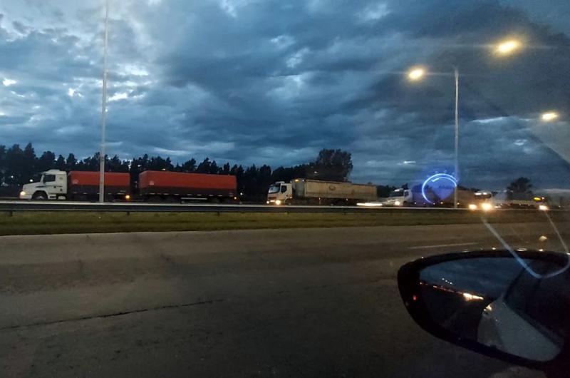 Tiro por la culata- la restriccioacuten provincial genera largas filas de camiones en zona portuaria