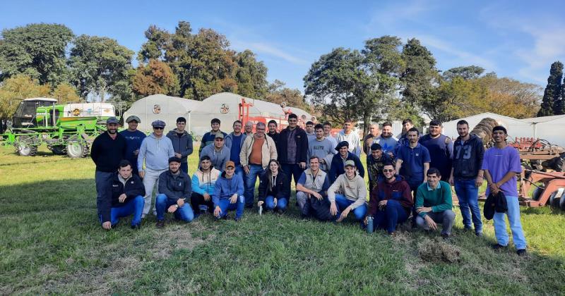 Maacutes de 35 operarios de maquinaria agriacutecola eligieron profesionalizar su labor
