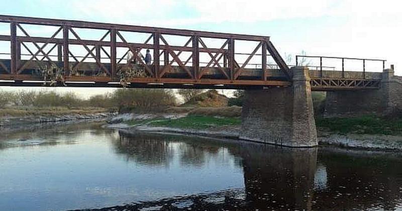 En Larrechea aún subsiste un puente de hierro de 1887 sobre el que se circula pero con un mximo de 5 toneladas