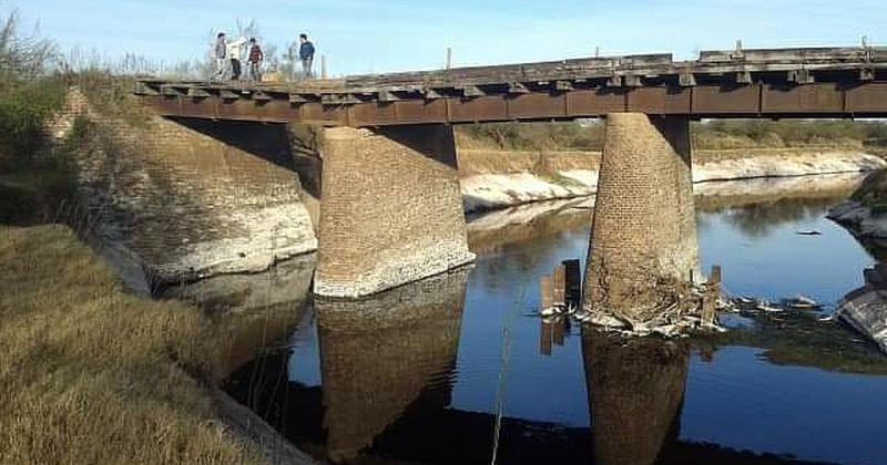 En Oroño  se movió una columna del puente que conecta la vieja ruta 64 con la ruta 6 y est clausurado completamente hace años