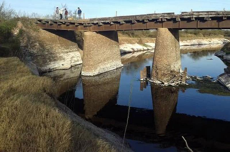 En Oroño  se movió una columna del puente que conecta la vieja ruta 64 con la ruta 6 y est clausurado completamente hace años