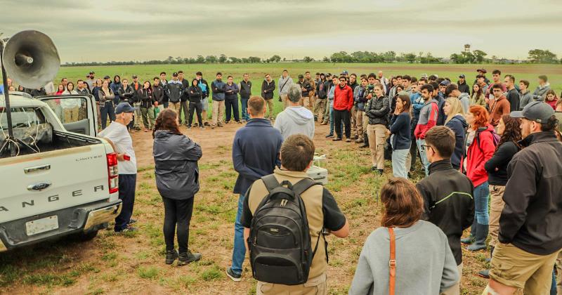 Maacutes de 160 estudiantes orbitan La Vida Laacutectea en INTA Rafaela