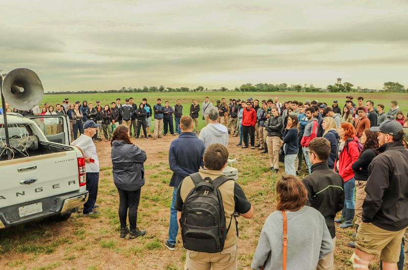 Maacutes de 160 estudiantes orbitan La Vida Laacutectea en INTA Rafaela