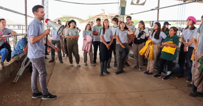 Maacutes de 200 alumnos y docentes participaron del encuentro de agroteacutecnicas en el INTA Rafaela