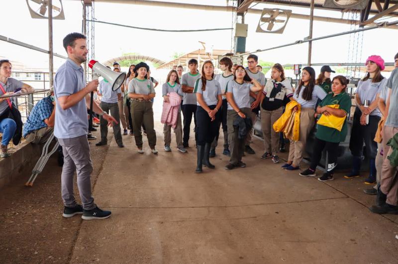 Maacutes de 200 alumnos y docentes participaron del encuentro de agroteacutecnicas en el INTA Rafaela