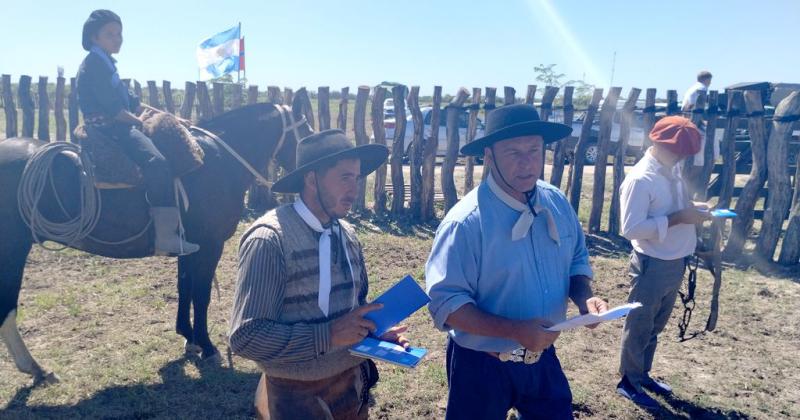 Osvaldo Raimondi haciendo en marzo el reparto de los potros entre los participantes del Concurso de Domadores