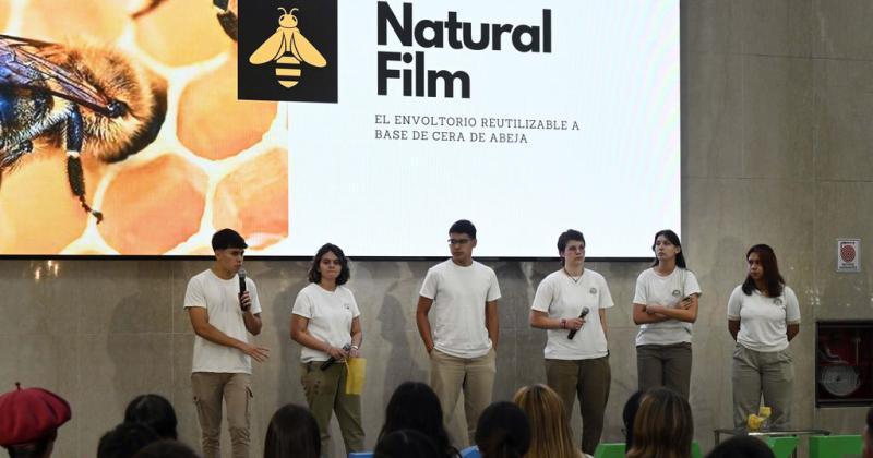 El segundo premio se otorgó a Natural Film un papel film biodegradable elaborado con cera de abeja que desarrollaron los alumnos de la escuela agrotécnica de Bigand