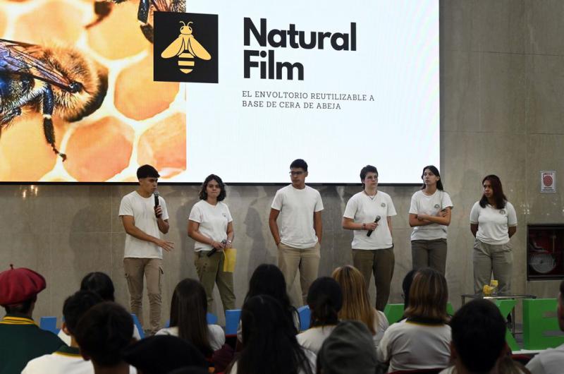 El segundo premio se otorgó a Natural Film un papel film biodegradable elaborado con cera de abeja que desarrollaron los alumnos de la escuela agrotécnica de Bigand